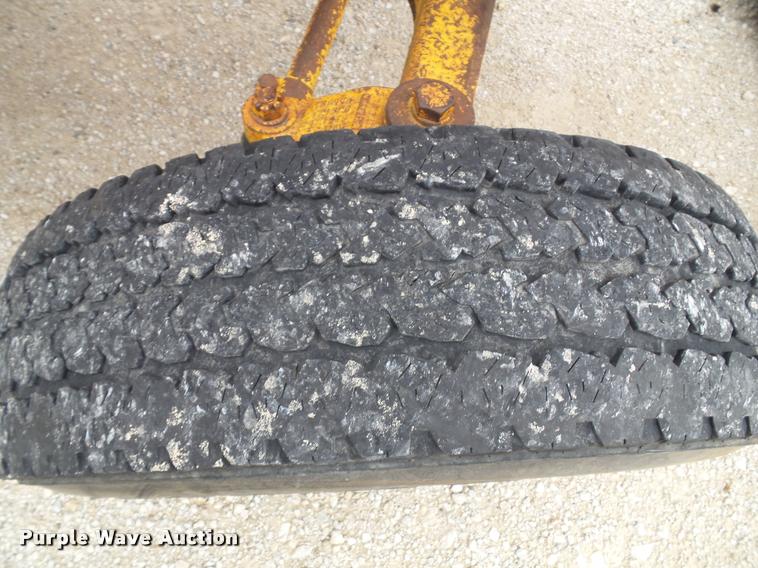 image for item K8175 1982 John Deere 300B backhoe