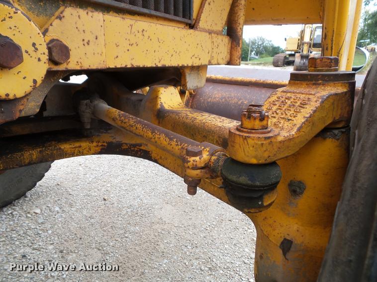 image for item K8175 1982 John Deere 300B backhoe