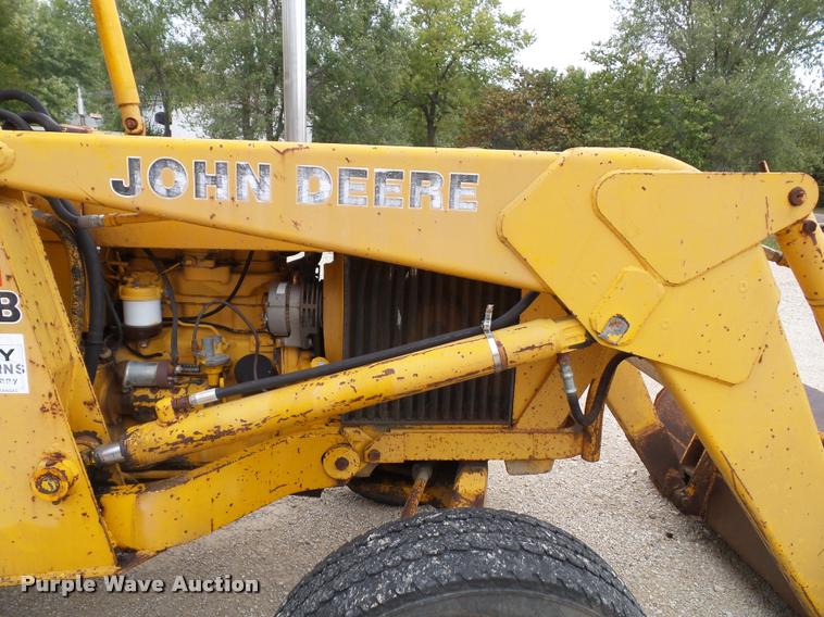 image for item K8175 1982 John Deere 300B backhoe