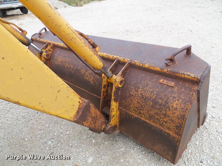 image for item K8175 1982 John Deere 300B backhoe