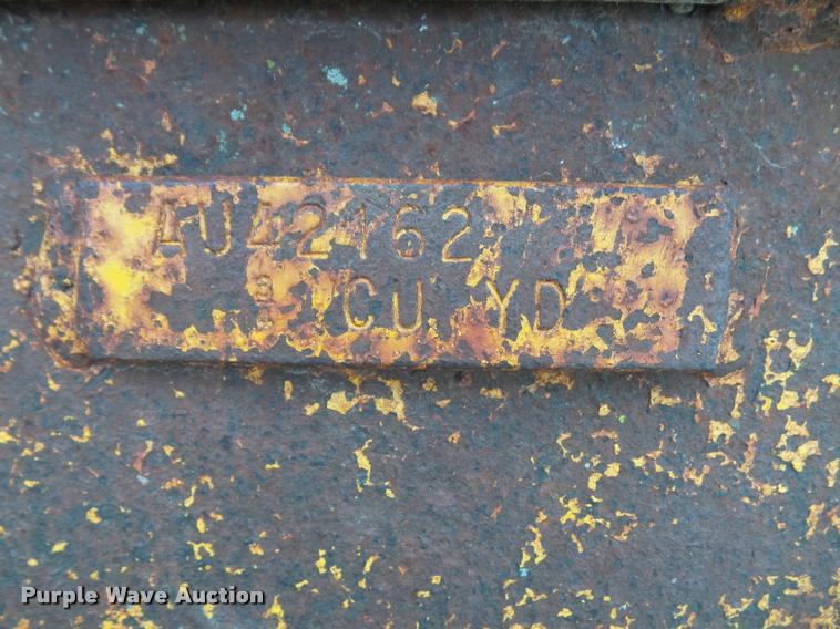 image for item K8175 1982 John Deere 300B backhoe