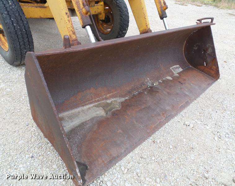 image for item K8175 1982 John Deere 300B backhoe