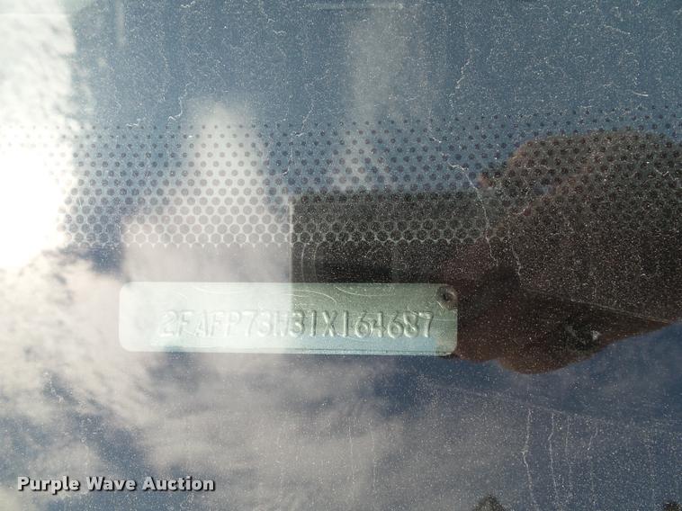 image for item K8212 2001 Ford Crown Victoria