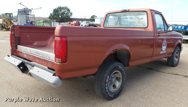 image for item K8215 1995 Ford F150 XL pickup truck