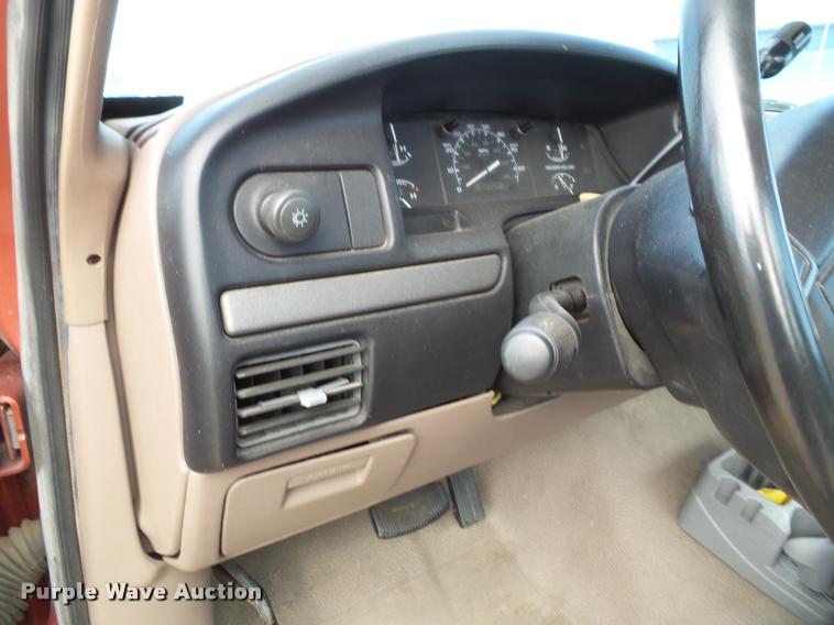 image for item K8215 1995 Ford F150 XL pickup truck