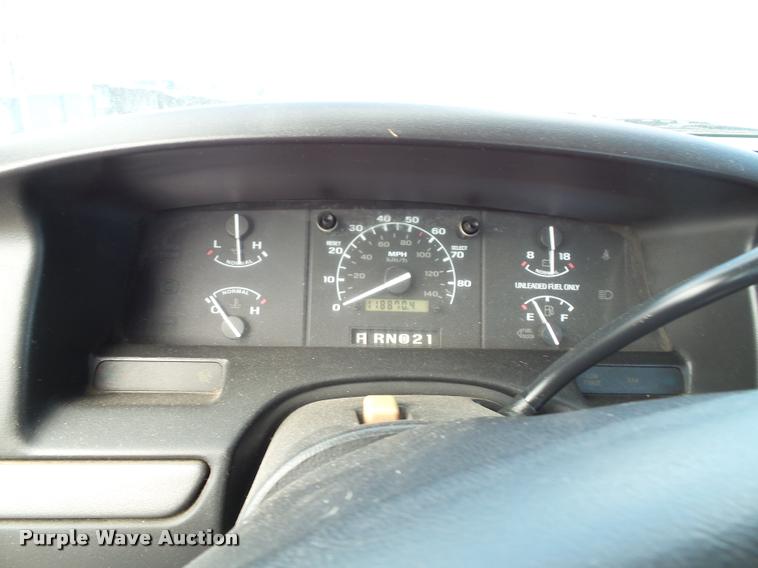 image for item K8215 1995 Ford F150 XL pickup truck