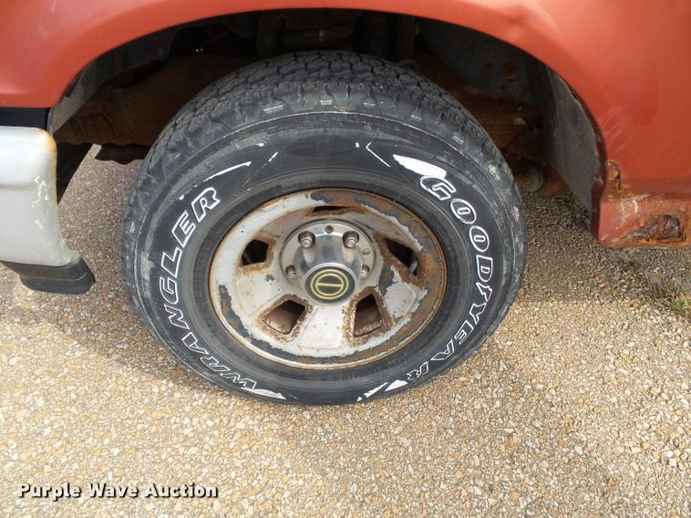 image for item K8215 1995 Ford F150 XL pickup truck