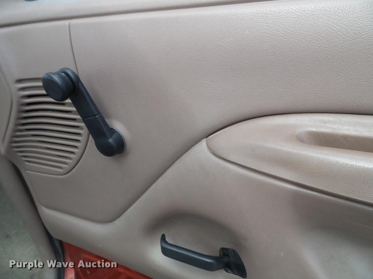 image for item K8215 1995 Ford F150 XL pickup truck