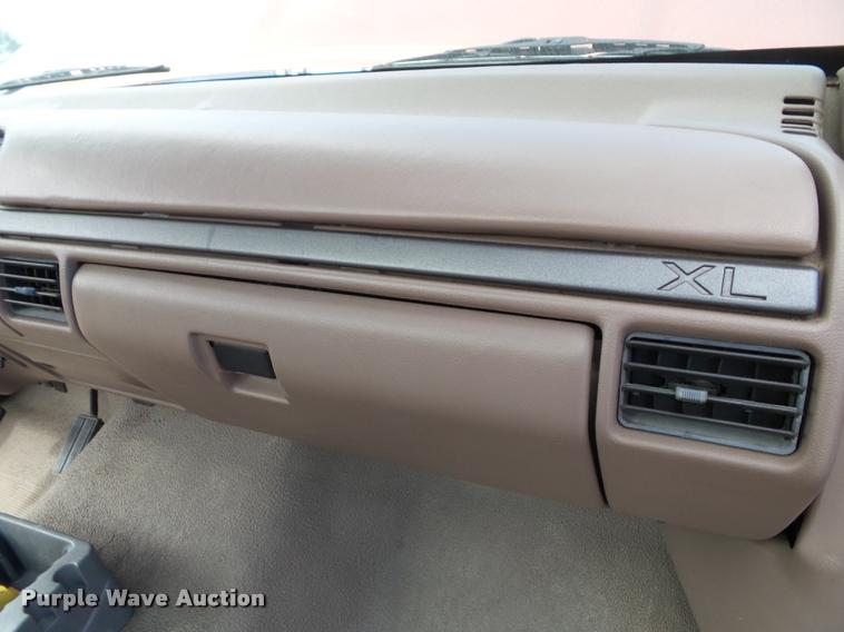 image for item K8215 1995 Ford F150 XL pickup truck