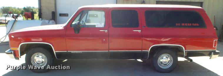 image for item L1668 1991 GMC Suburban 1500 SUV