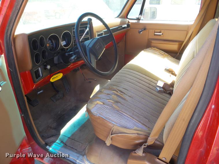 image for item L1668 1991 GMC Suburban 1500 SUV