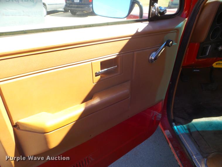 image for item L1668 1991 GMC Suburban 1500 SUV