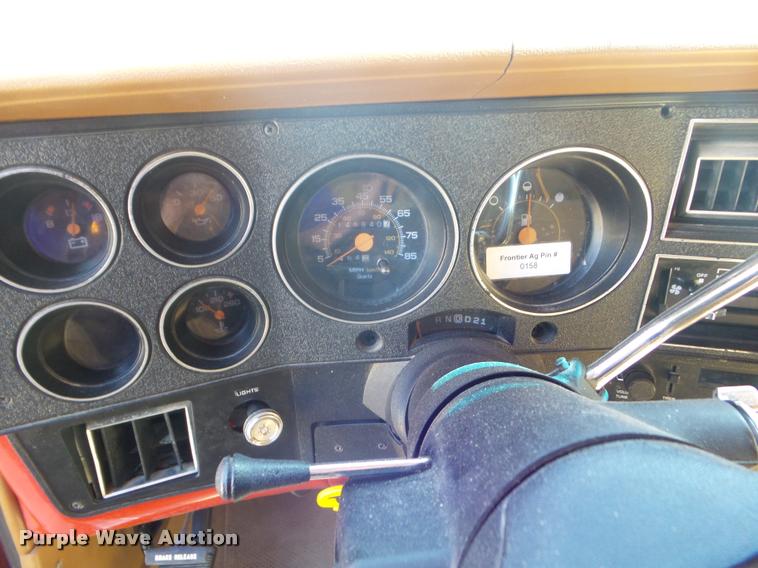 image for item L1668 1991 GMC Suburban 1500 SUV