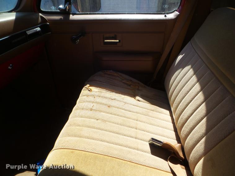 image for item L1668 1991 GMC Suburban 1500 SUV