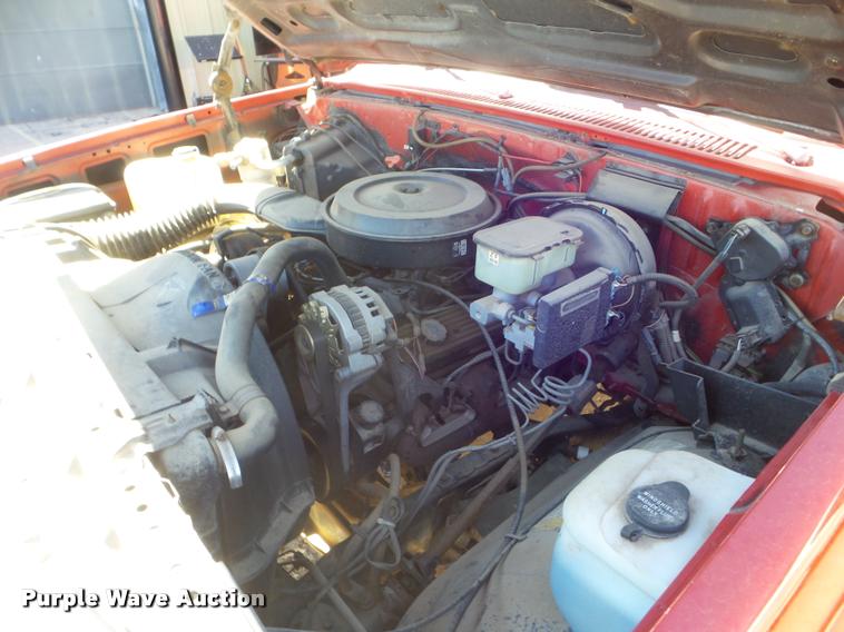 image for item L1668 1991 GMC Suburban 1500 SUV