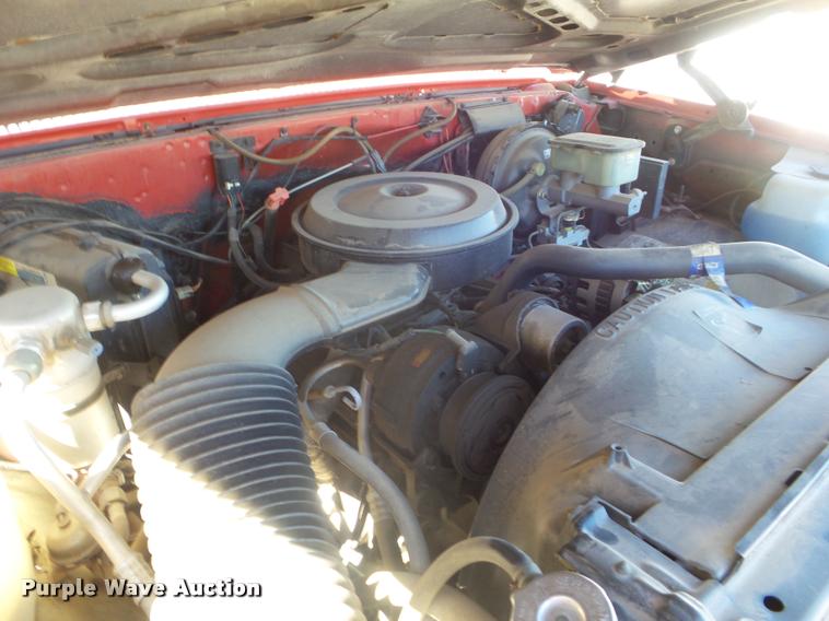 image for item L1668 1991 GMC Suburban 1500 SUV