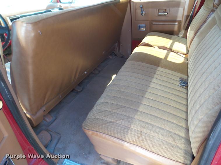 image for item L1668 1991 GMC Suburban 1500 SUV