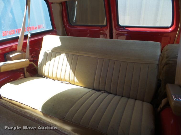 image for item L1668 1991 GMC Suburban 1500 SUV