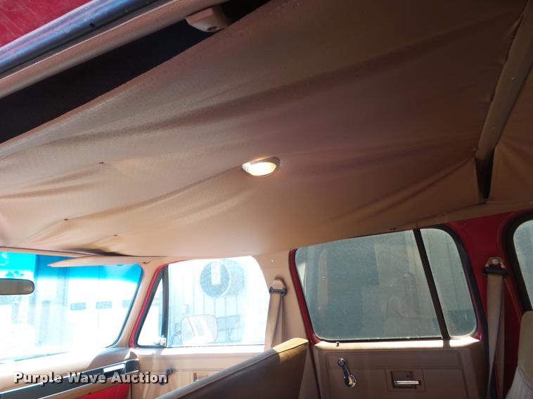 image for item L1668 1991 GMC Suburban 1500 SUV