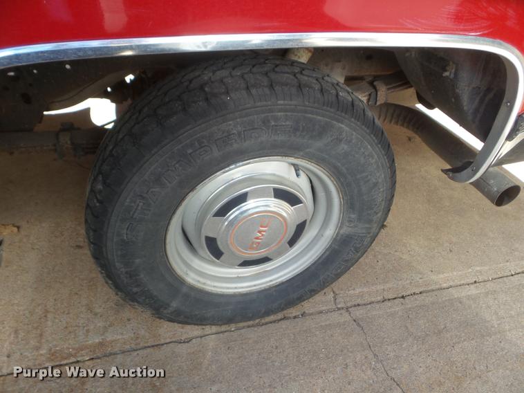 image for item L1668 1991 GMC Suburban 1500 SUV