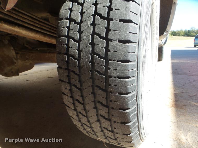 image for item L1668 1991 GMC Suburban 1500 SUV