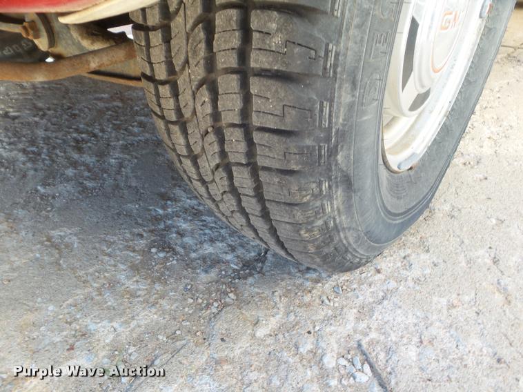 image for item L1668 1991 GMC Suburban 1500 SUV