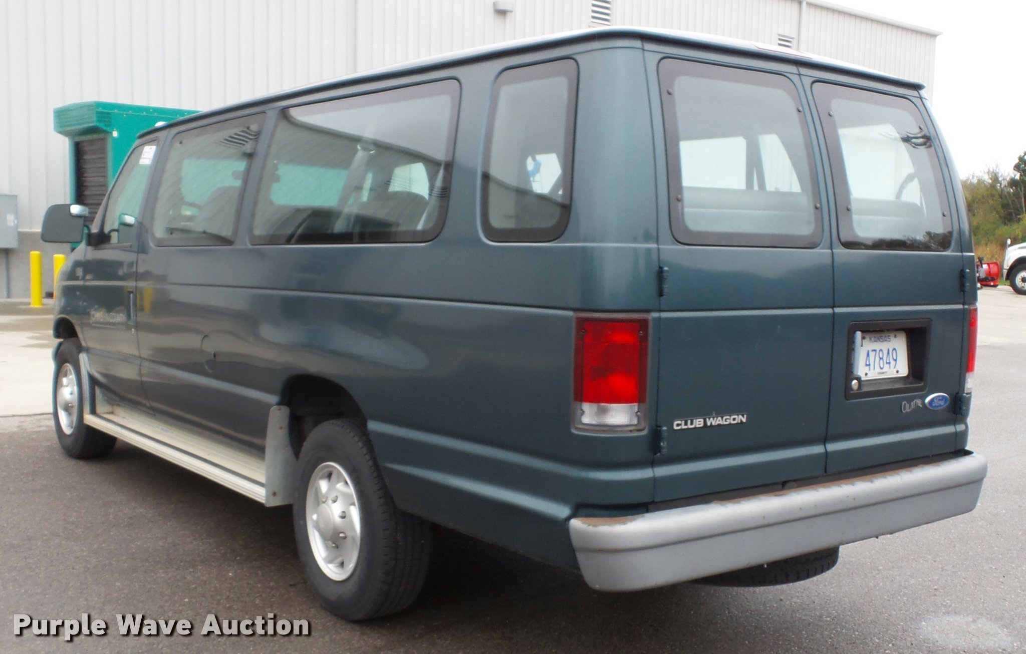1997 Ford Club Wagon van in Olathe, KS Item K8135 sold Purple Wave