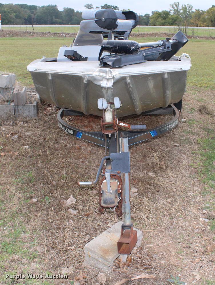 image for item AQ9555 1992 Bass Tracker boat