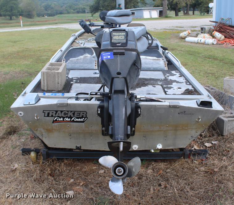 image for item AQ9555 1992 Bass Tracker boat