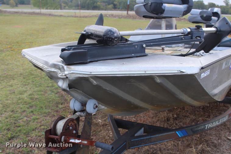 image for item AQ9555 1992 Bass Tracker boat