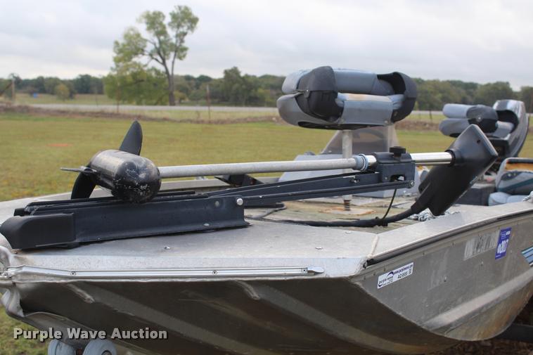 image for item AQ9555 1992 Bass Tracker boat