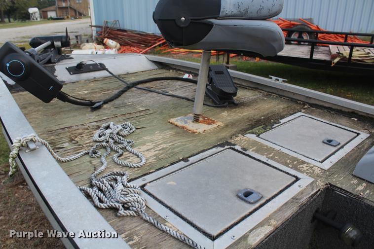 image for item AQ9555 1992 Bass Tracker boat