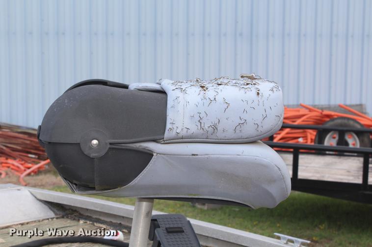 image for item AQ9555 1992 Bass Tracker boat