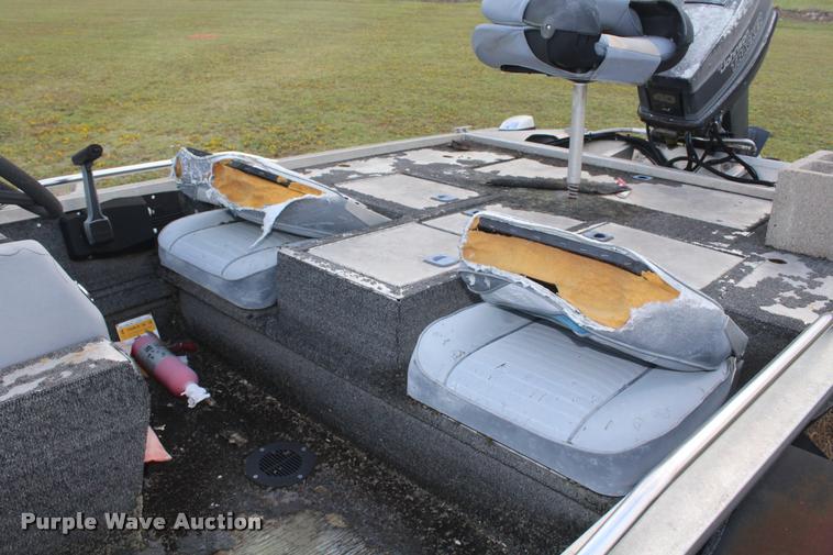 image for item AQ9555 1992 Bass Tracker boat