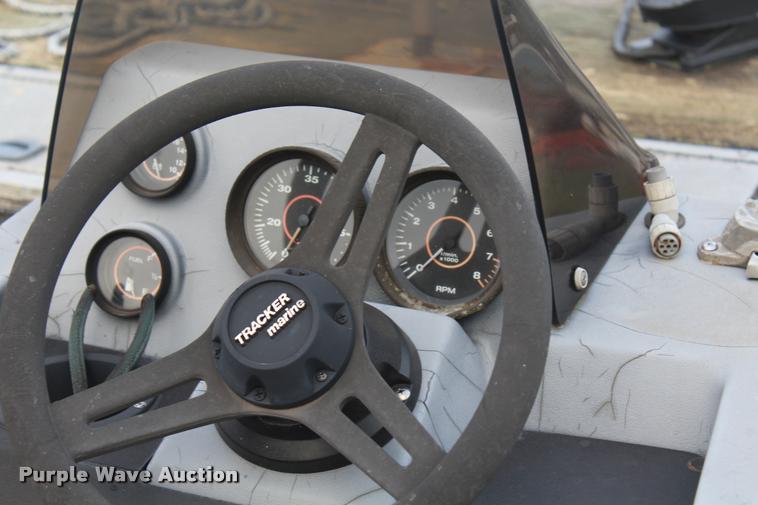 image for item AQ9555 1992 Bass Tracker boat