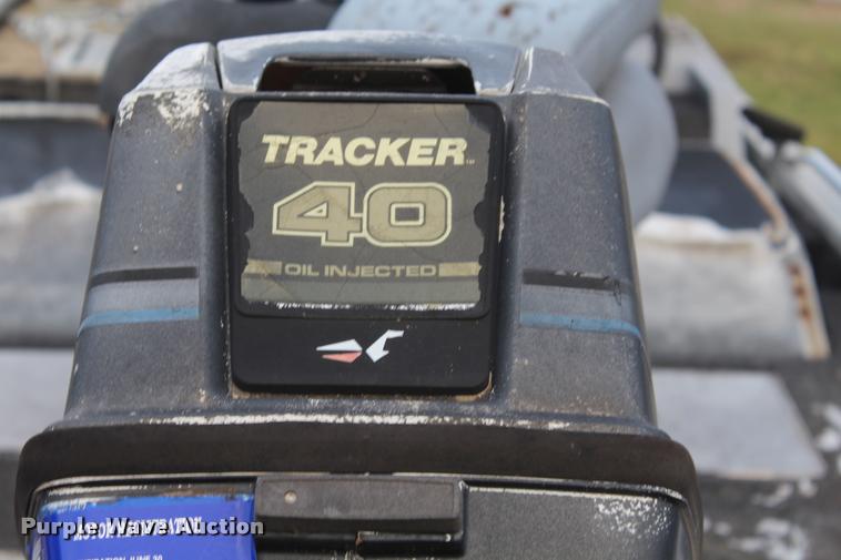 image for item AQ9555 1992 Bass Tracker boat
