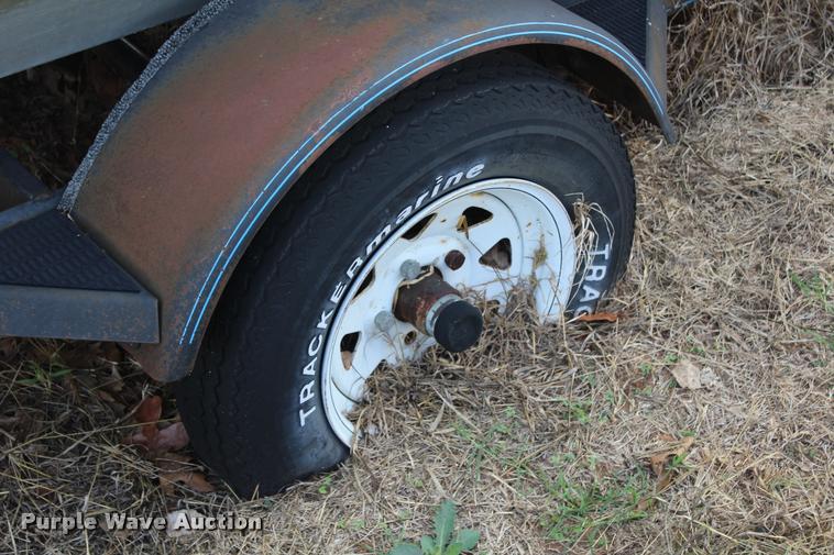 image for item AQ9555 1992 Bass Tracker boat