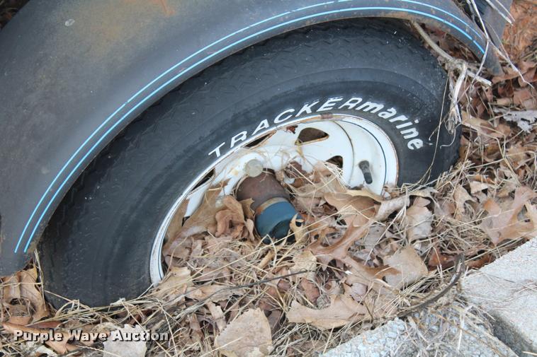 image for item AQ9555 1992 Bass Tracker boat