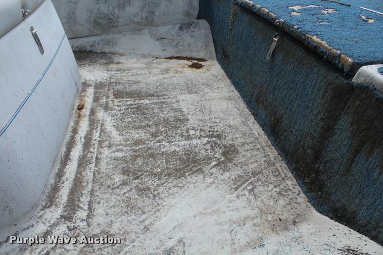 image for item AQ9577 1997 Blue Wave 189 v-bottom boat