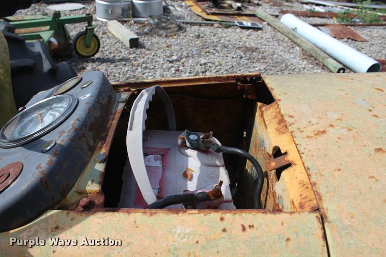 image for item AQ9578 1968 John Deere JD300 tractor