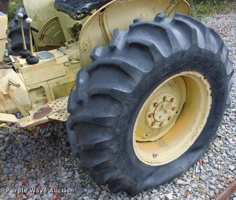 image for item AQ9578 1968 John Deere JD300 tractor