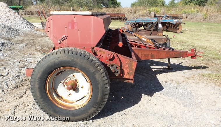 image for item DA8907 International 510 grain drill