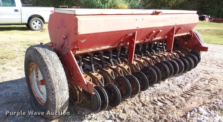 image for item DA8907 International 510 grain drill