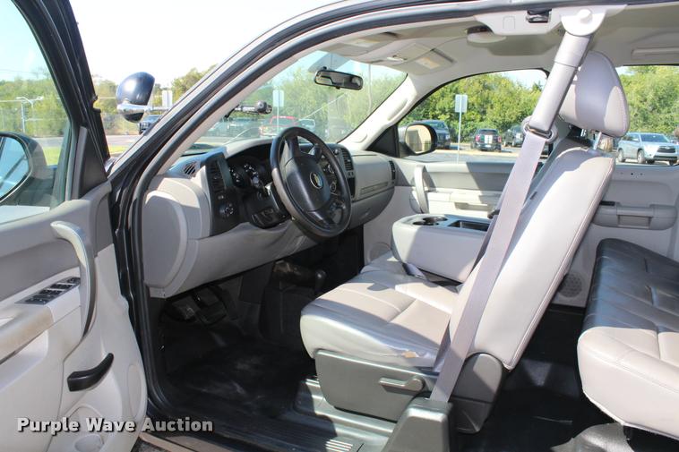 image for item K1932 2011 Chevrolet Silverado 1500 Ext. Cab pickup truck