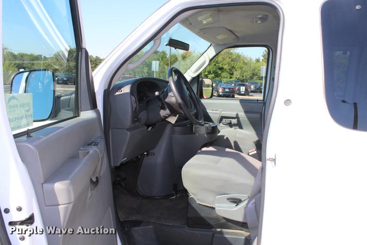 image for item K1939 2007 Ford E150 van
