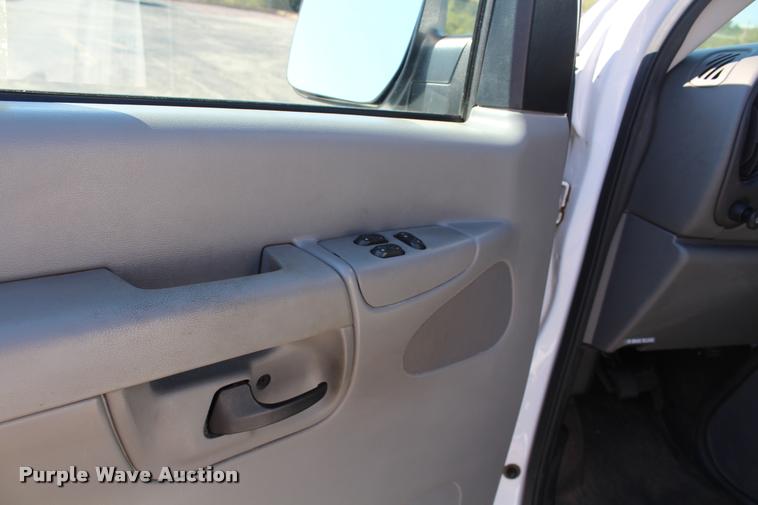 image for item K1939 2007 Ford E150 van