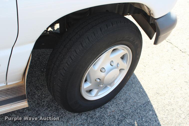 image for item K1939 2007 Ford E150 van