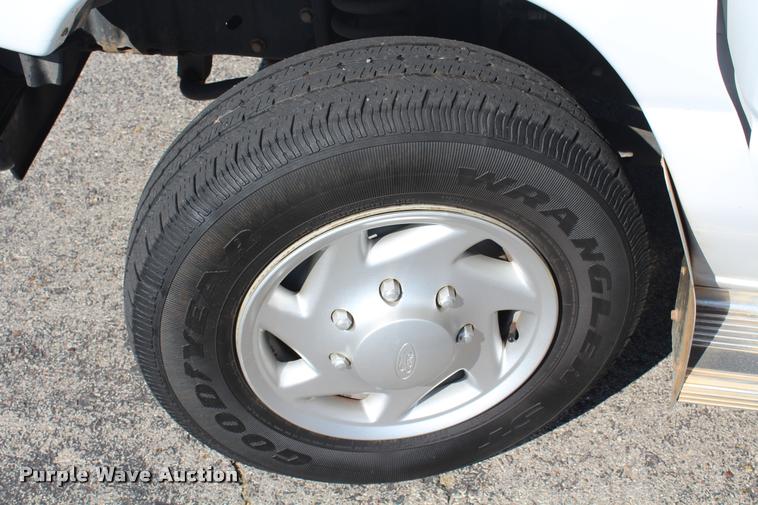 image for item K1939 2007 Ford E150 van