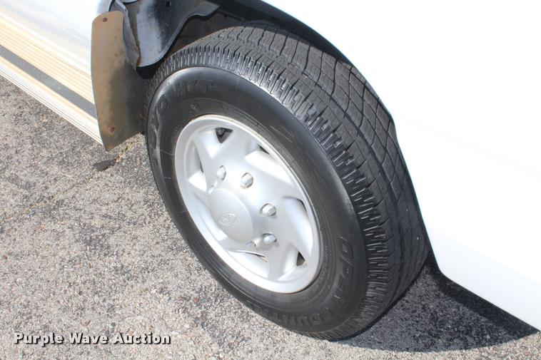 image for item K1939 2007 Ford E150 van