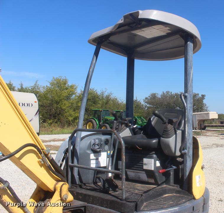 image for item L4823 2006 New Holland E355R compact excavator